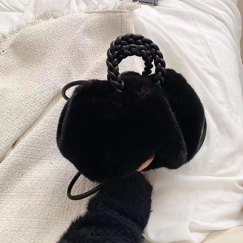 编织手提斜挎毛毛包女新款褶皱云朵包高级毛绒包包百搭单肩小包