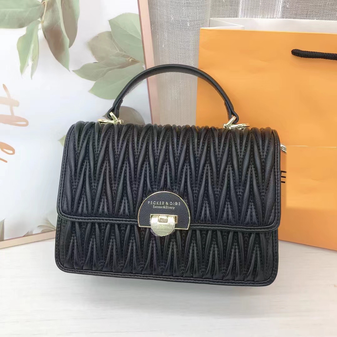 专柜正品真皮微菱格手提单肩斜挎小香风女包