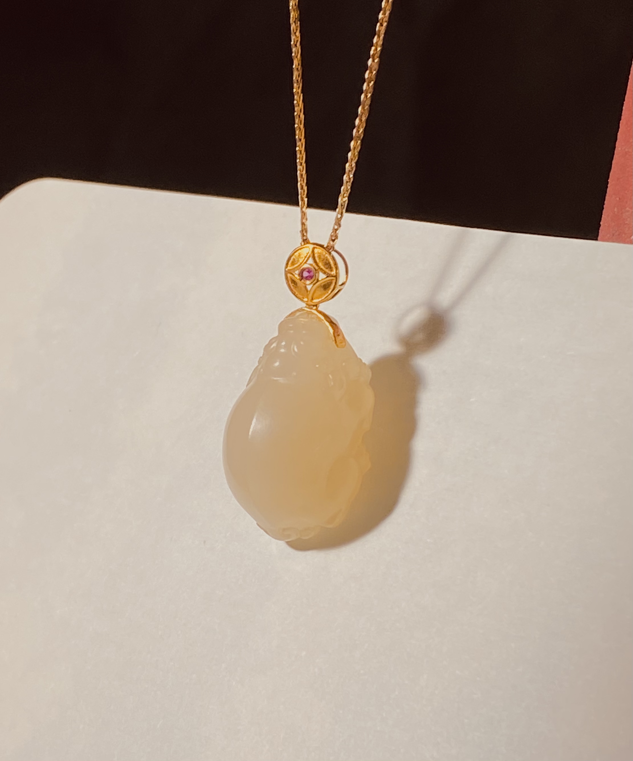 【颜选珠宝】和田玉藕粉18K金镶嵌貔貅吊坠精致特色