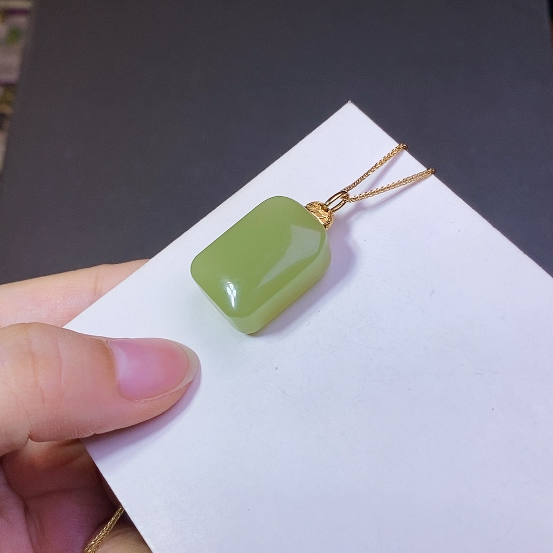 和田玉吊坠(赠链)18K金镶嵌