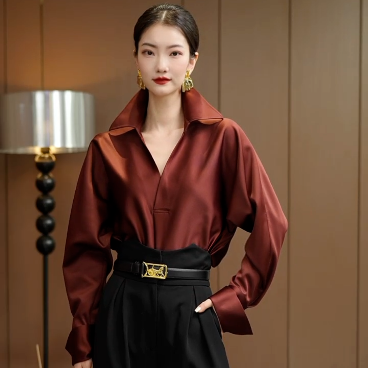 芈莱尤优——新款复古红时尚V领衬衣C23-8106-3