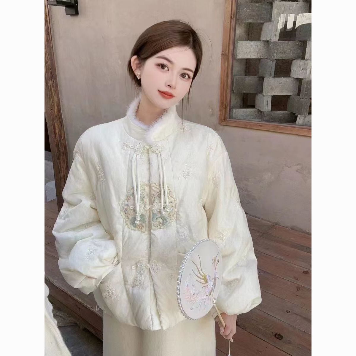 2023新中式国风刺绣羽绒服女冬季新款高级感钉珠水貂毛白鸭绒外套