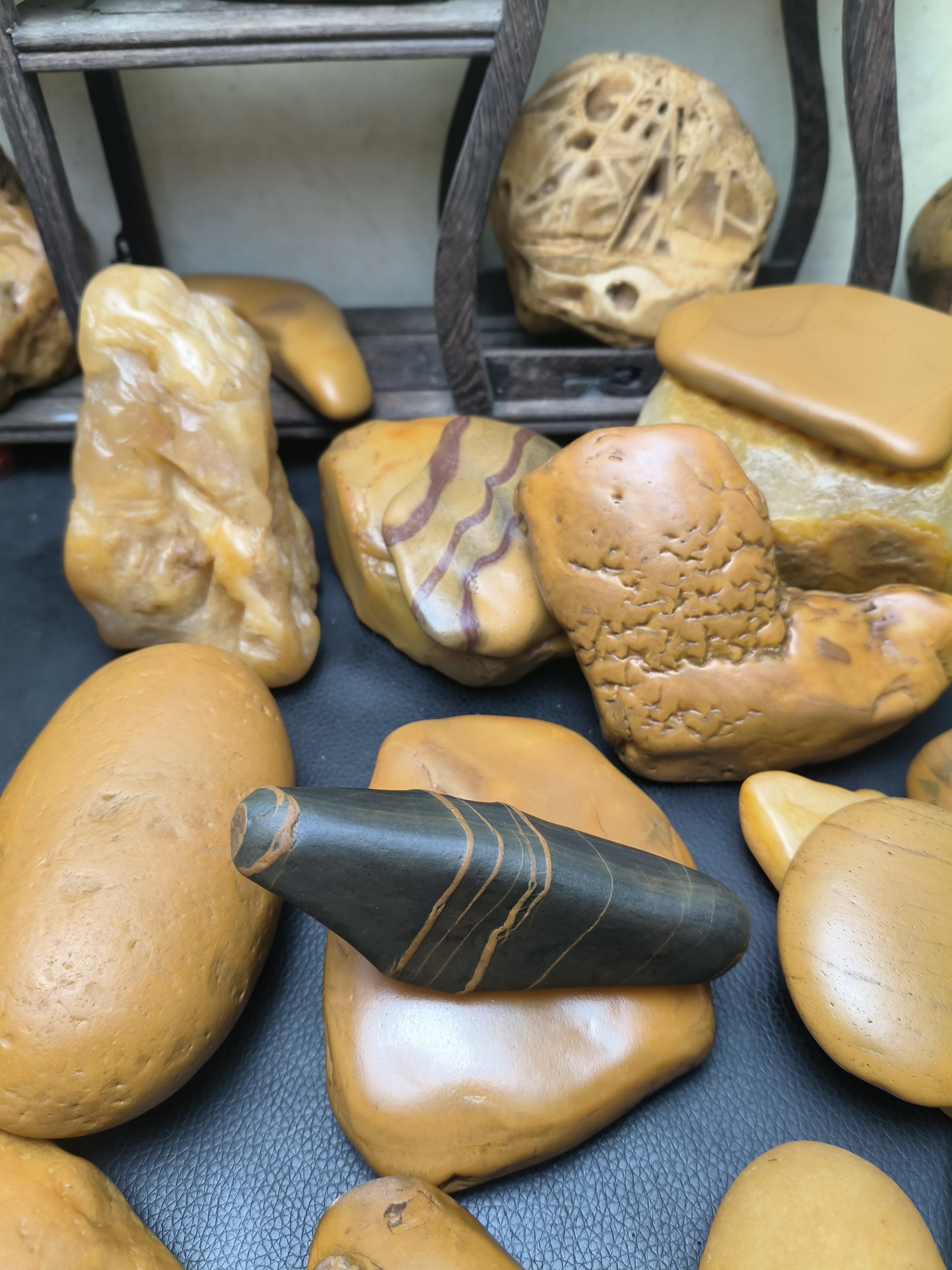 天然黄蜡石原石，乌龟发色晒台石头