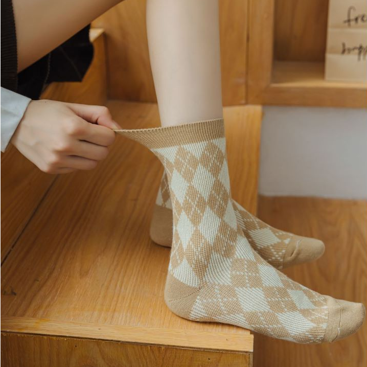 双针双路通勤风咖色菱格秋冬季中长筒女棉袜