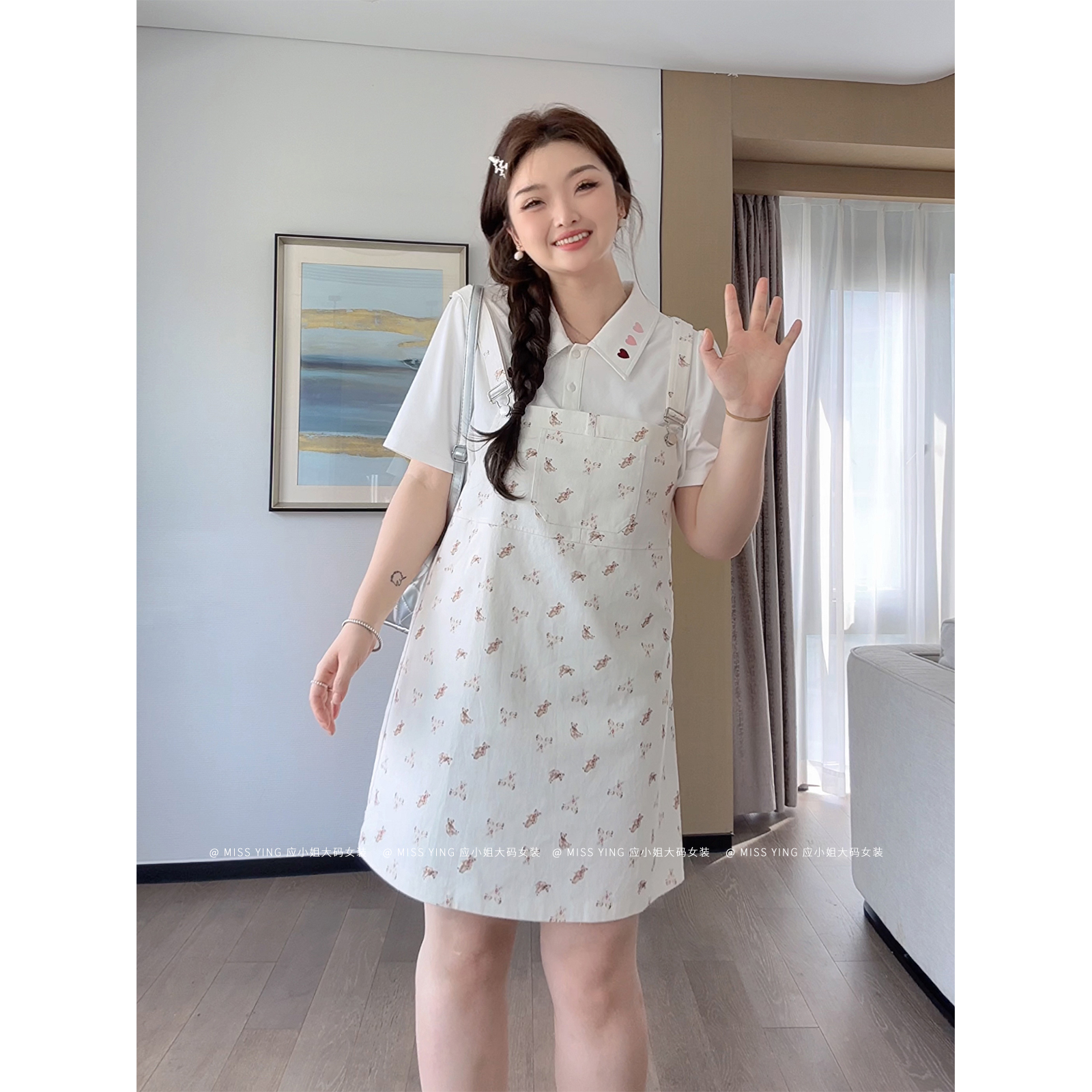 应小姐【小熊开会】微胖大码可爱少女风休闲显瘦白色设计T恤+背带裙