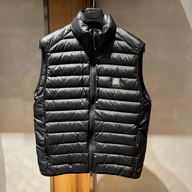 全新未使用 STONE ISLAND SINCE/石岛 百搭轻薄羽绒服马甲男款黑 
