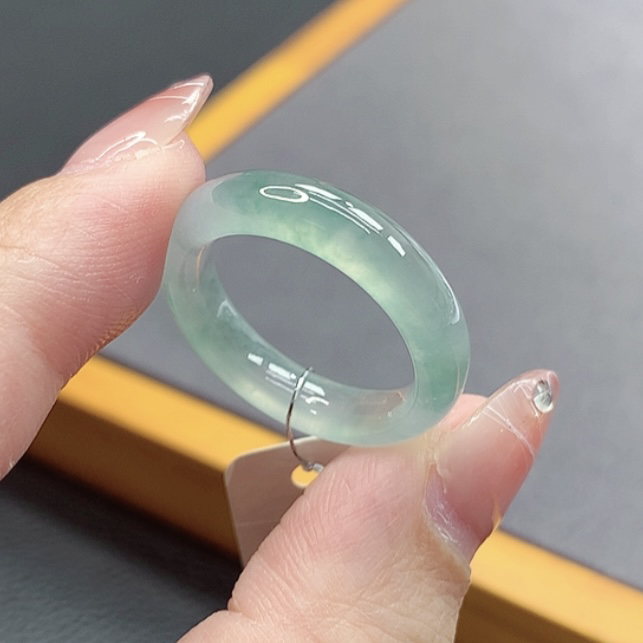 19-20号圈口缅甸天然A货翡翠天空蓝高冰起寒光玉戒指