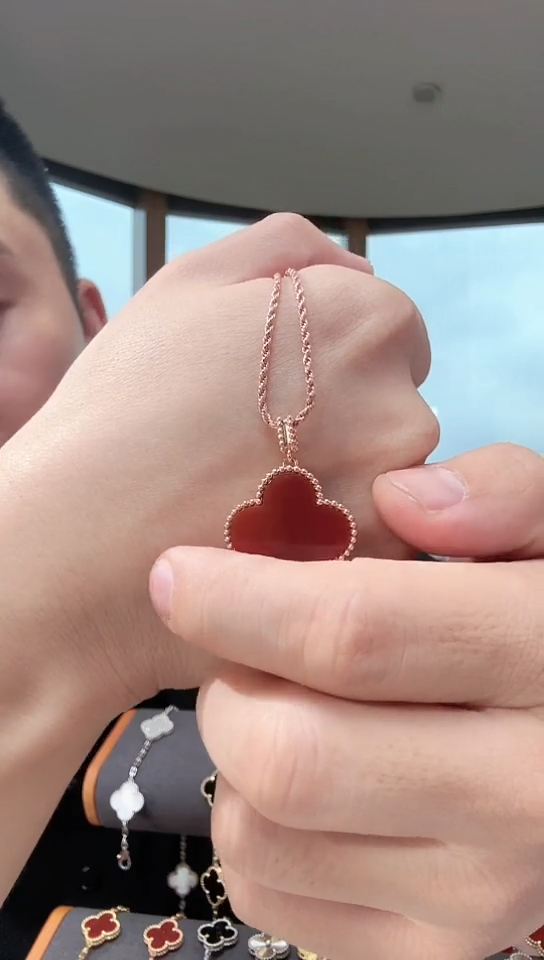 【闪购商品】玛瑙/玉髓吊坠(赠链)18K金镶嵌单花吊坠