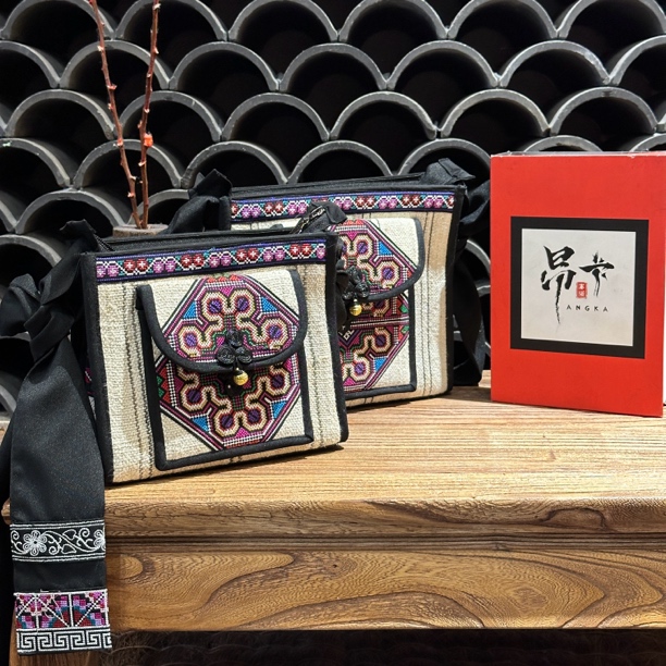 昂卡赛诺民族风手工棉麻刺绣斜挎单肩包