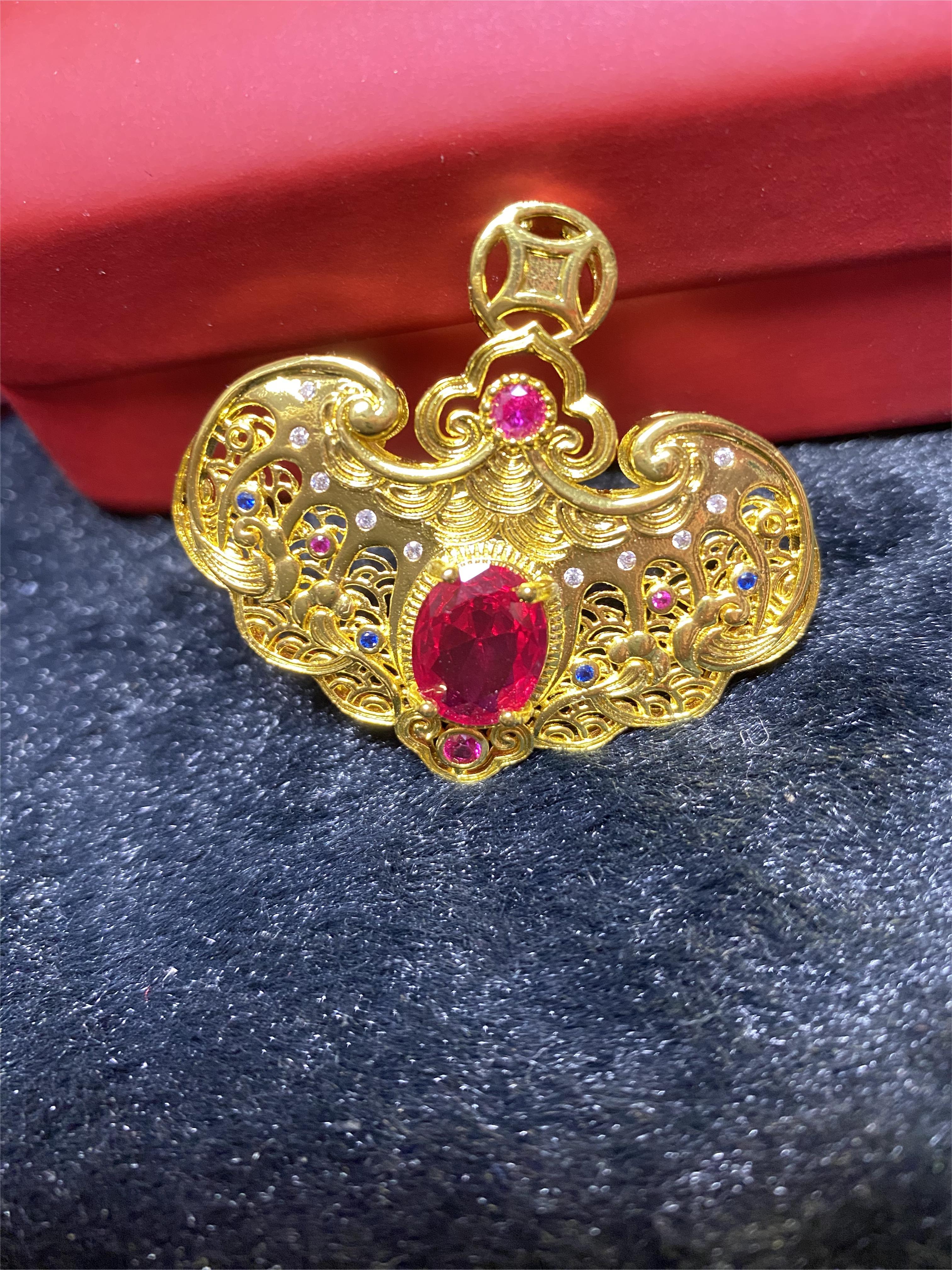 【黄金工厂甄选】培育-  一眼望福镂空如意锁红宝石吊坠（赠链子）