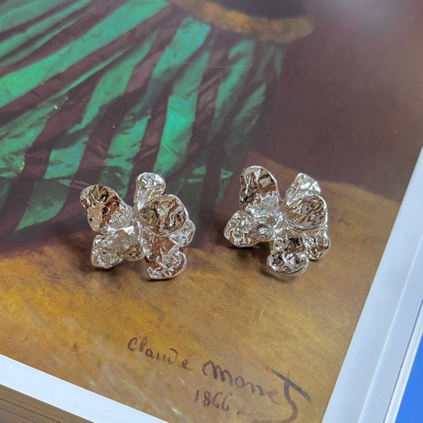 铜合金耳饰 小众设计师款银色熔岩花朵法式浪漫耳钉