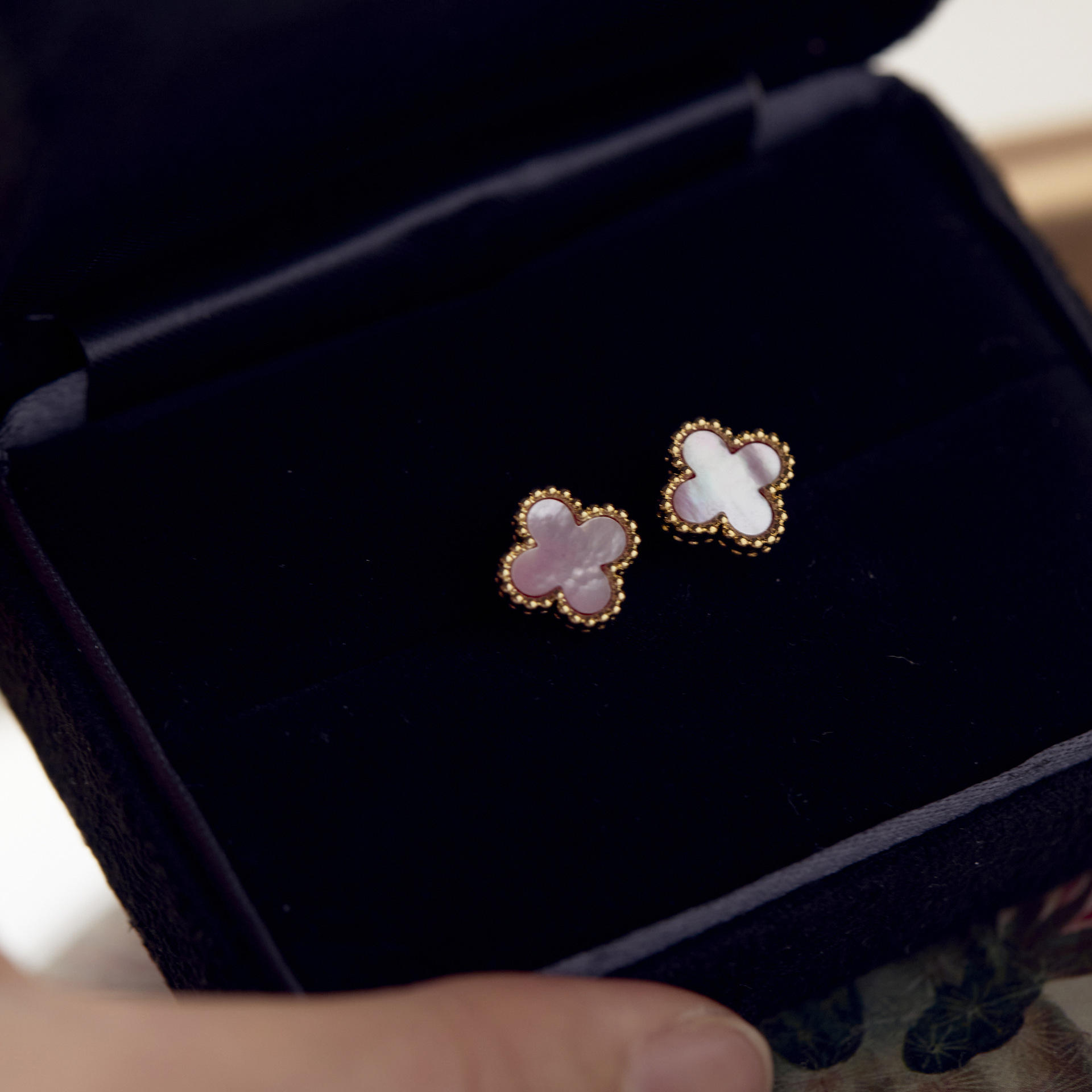 925银耳饰 粉紫贝四叶草耳钉新款小众蚊香盘耳夹女轻奢高级耳饰