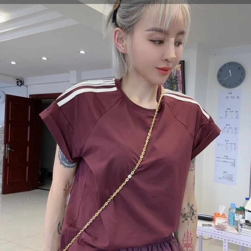 流行款白色红条包边短袖