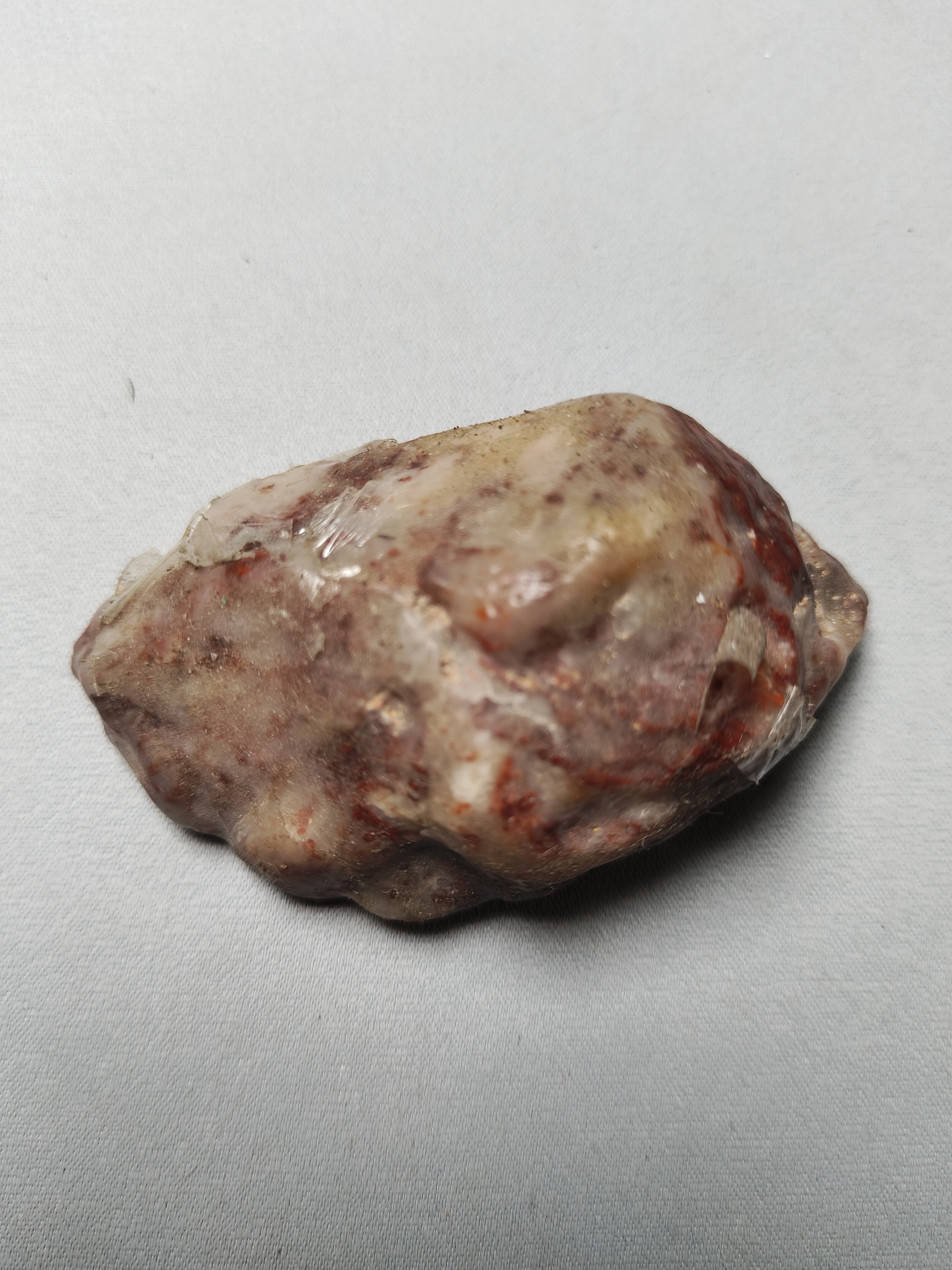 彩泥石质地细腻油润，形体完整。