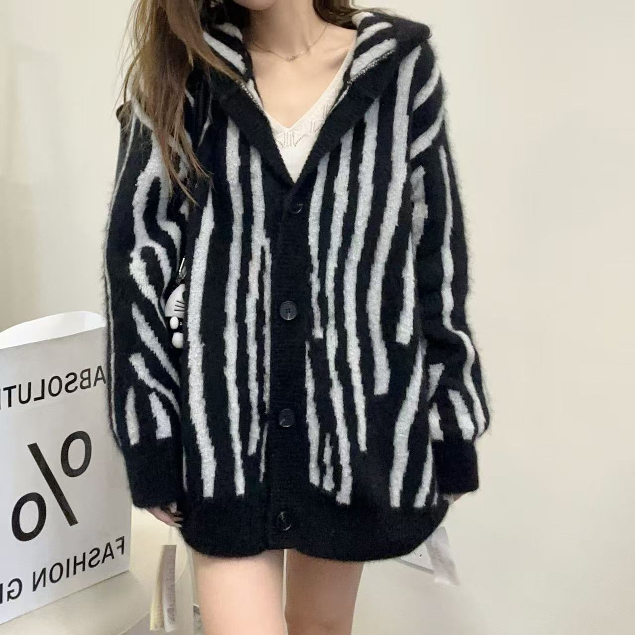 【俩月羊绒】拉绒工艺241494-100羊绒高级围感黑白条纹连帽针织外套