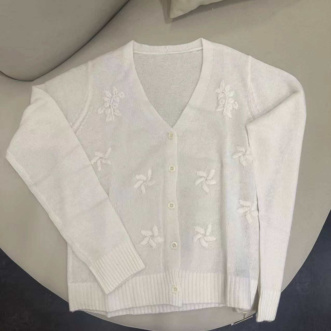 【俩月羊绒】轻奢241170-100羊绒时尚小众纯手工钩花针织开衫