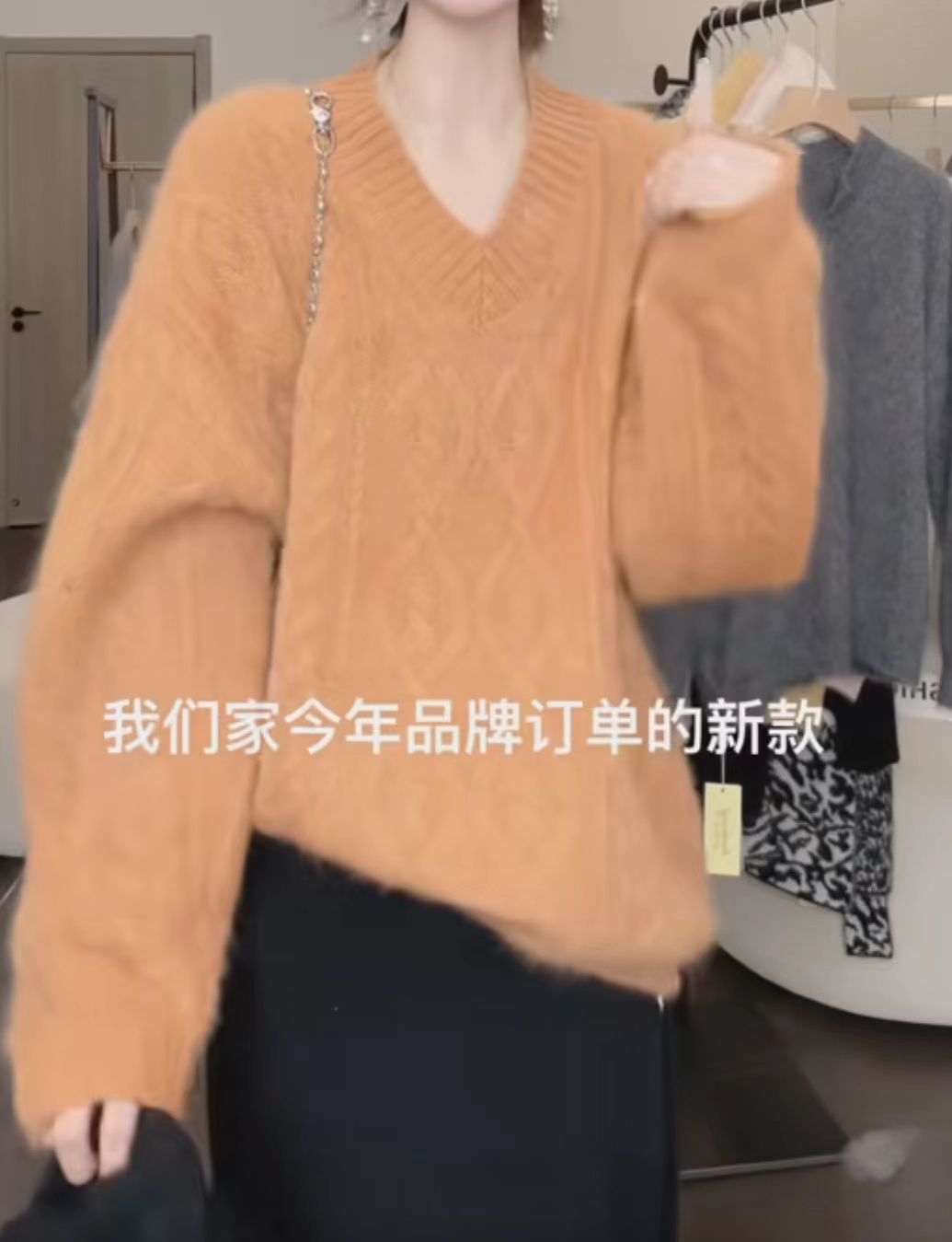 【俩月羊绒】拉绒工艺241481-100羊绒慵懒风时尚麻花V领针织套头衫