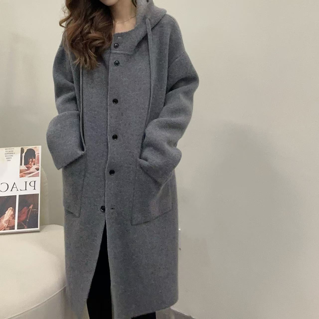 【俩月羊绒】241431轻奢-100山羊绒重工时尚款单排扣针织连帽大衣