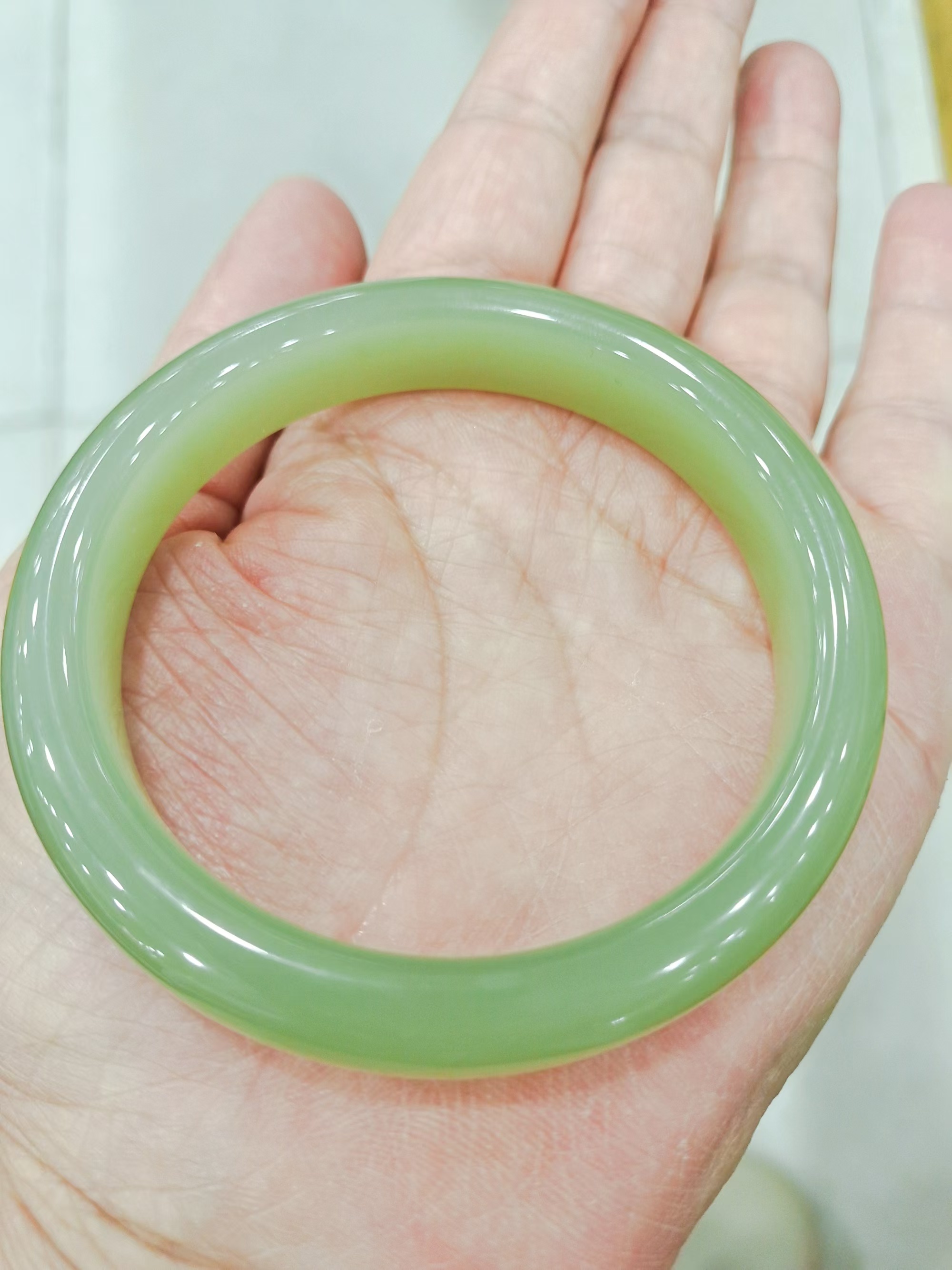 高品质和田玉湖水绿油润透亮