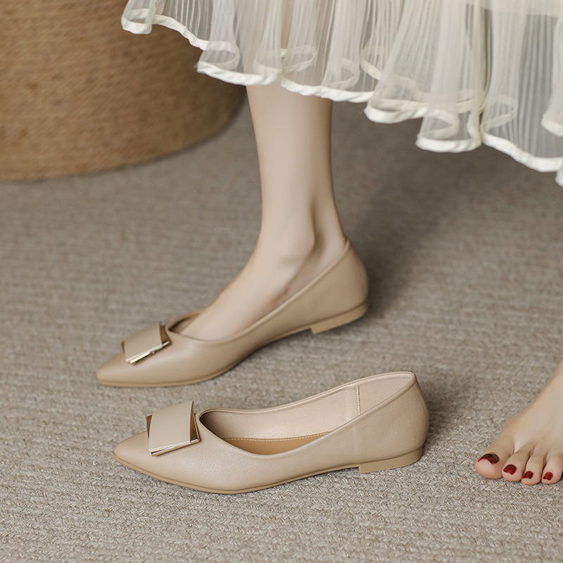 法式尖头单鞋女平底2025年水钻四季职业软底大码42瓢鞋工作鞋黑色