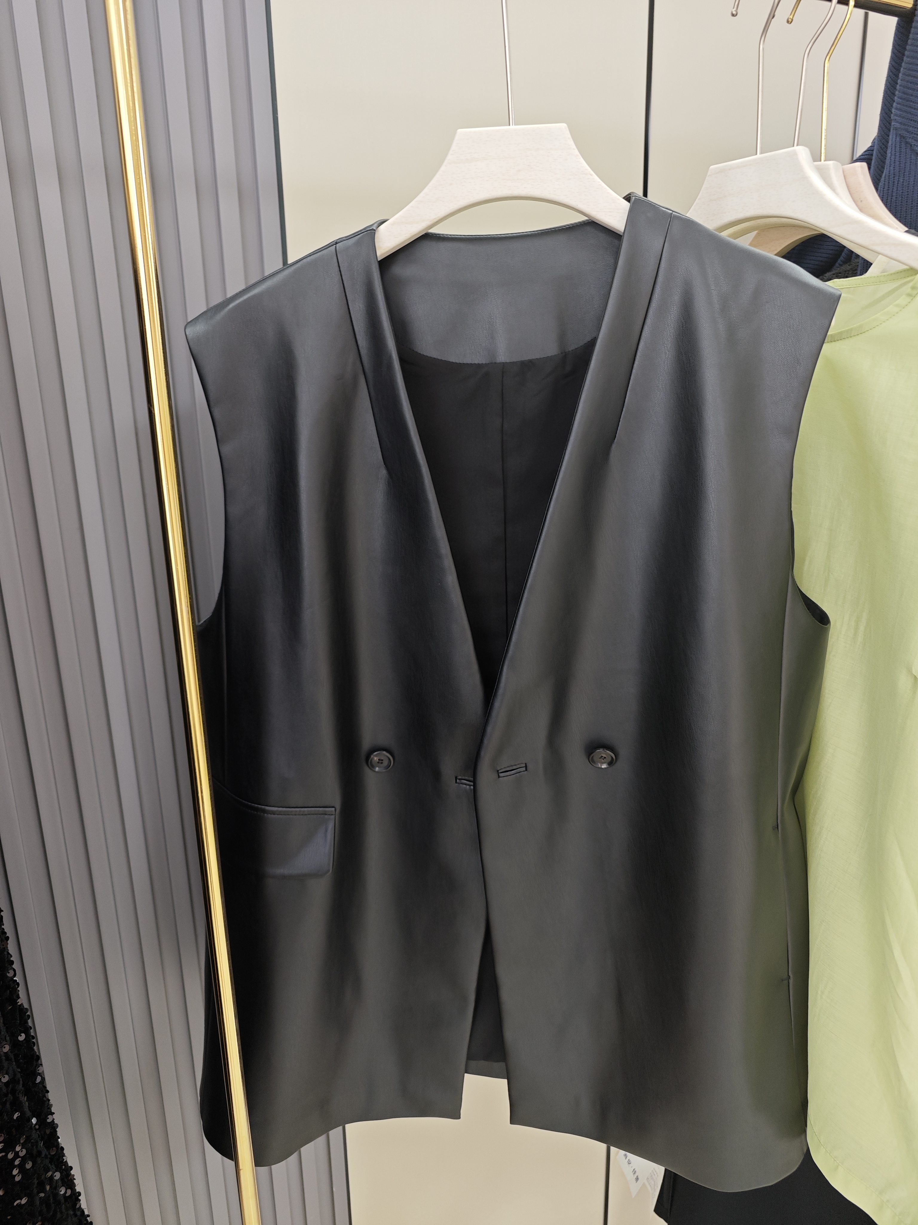 老钱气质高级感v领pu马甲黑色休闲百搭时尚