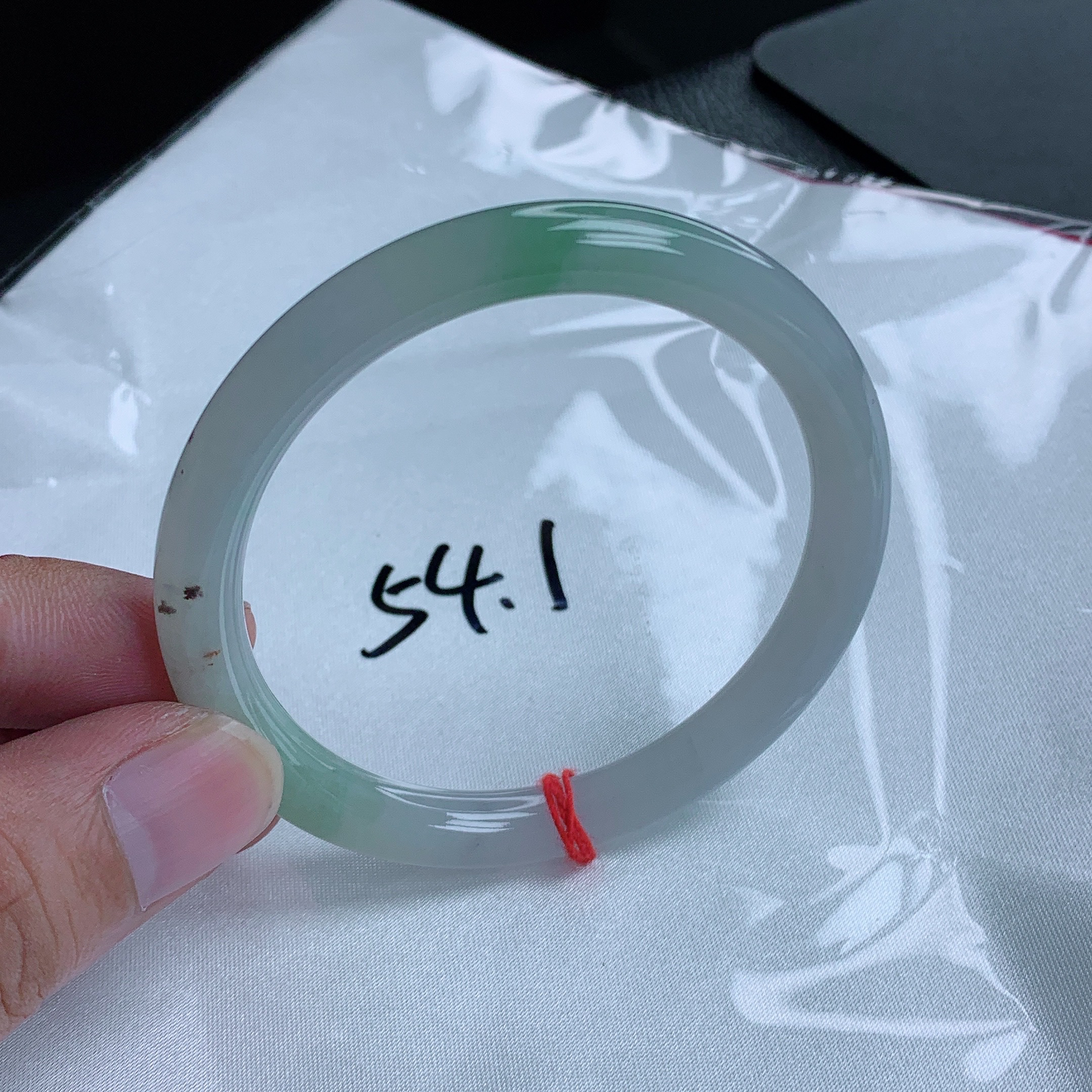 天然缅甸翡翠Ａ货冰种飘绿洒金54.2圆条手镯