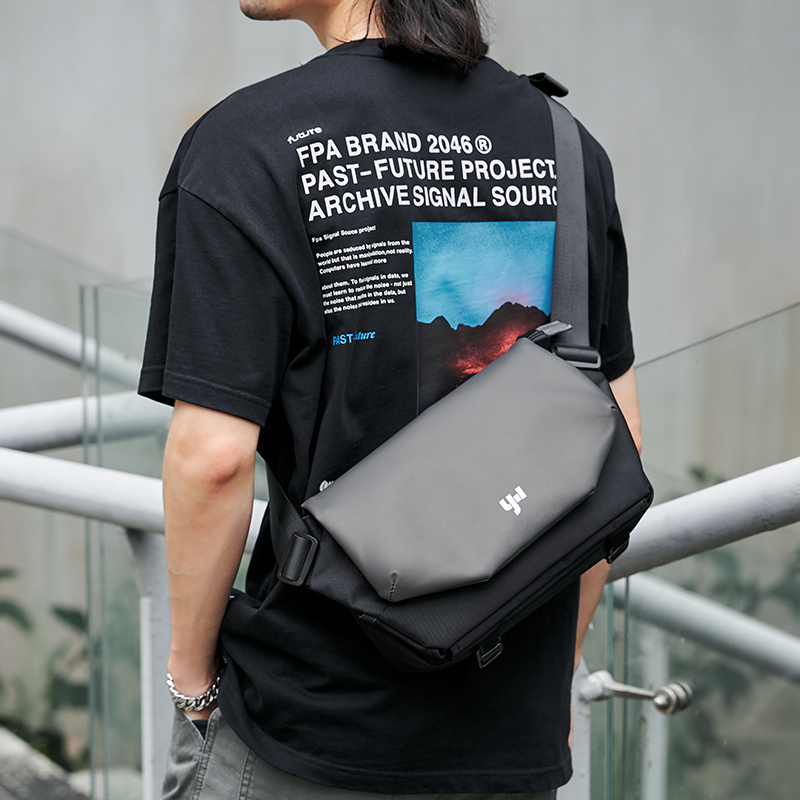 潮牌时尚斜挎包男揹包休闲潮流单肩包机能运动骑行包大容量邮差包