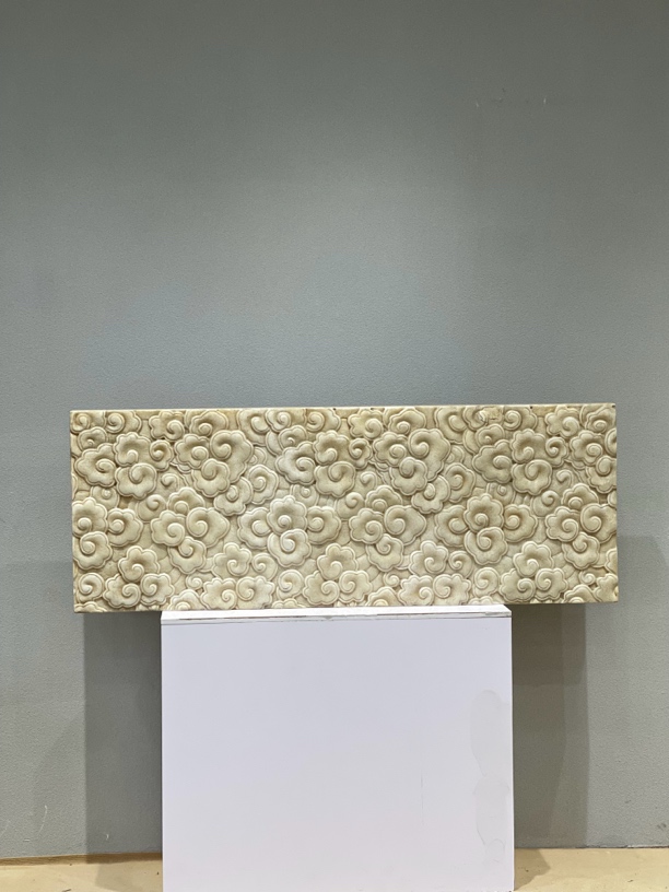 【云卷云舒·汉白玉石板】  清   长160，宽60，厚10