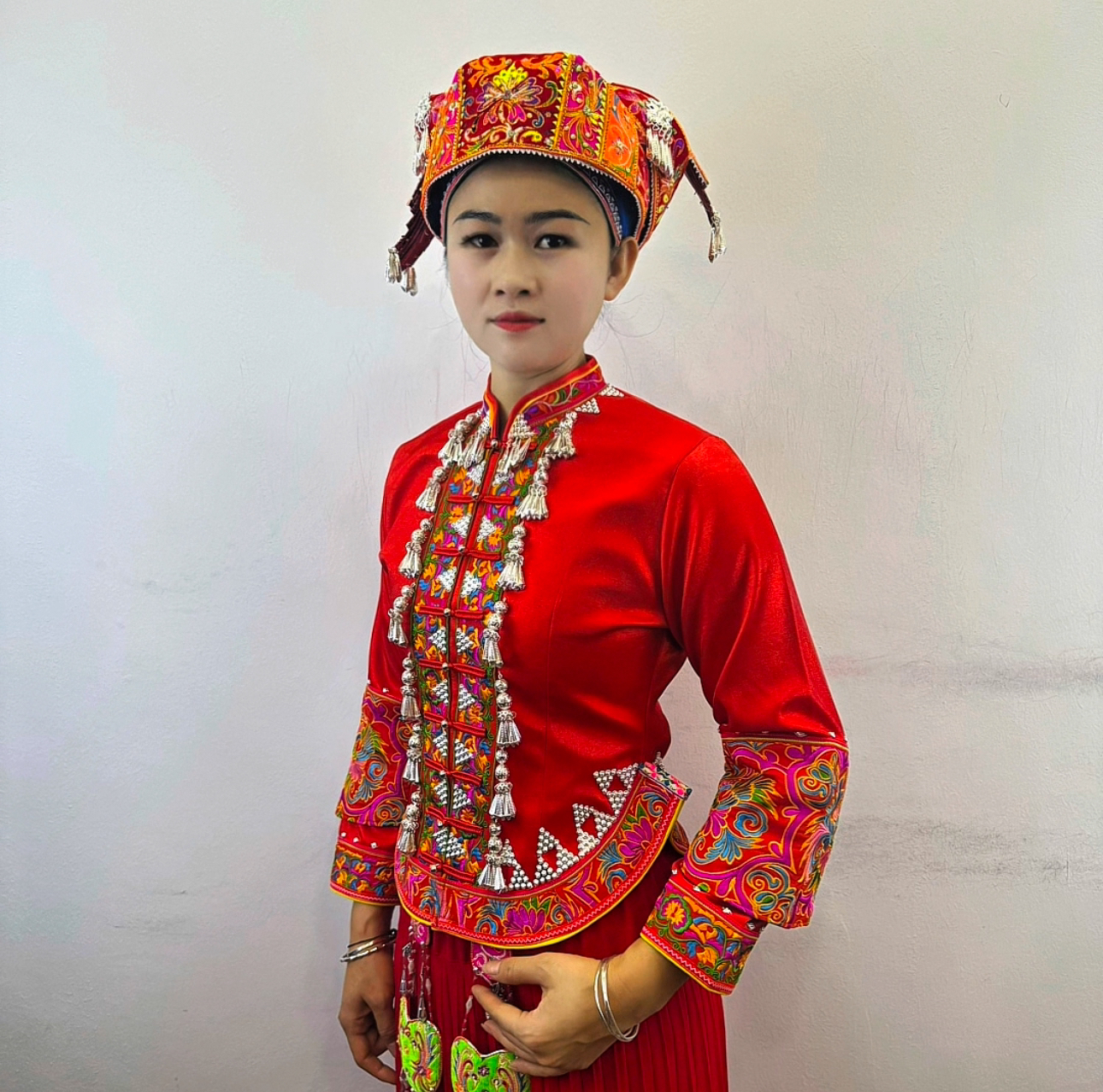 壮族服装，女装，红色新娘妆，送亲