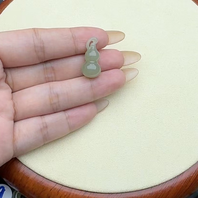 天然和田玉23.5×11mm葫芦吊坠精致挂坠