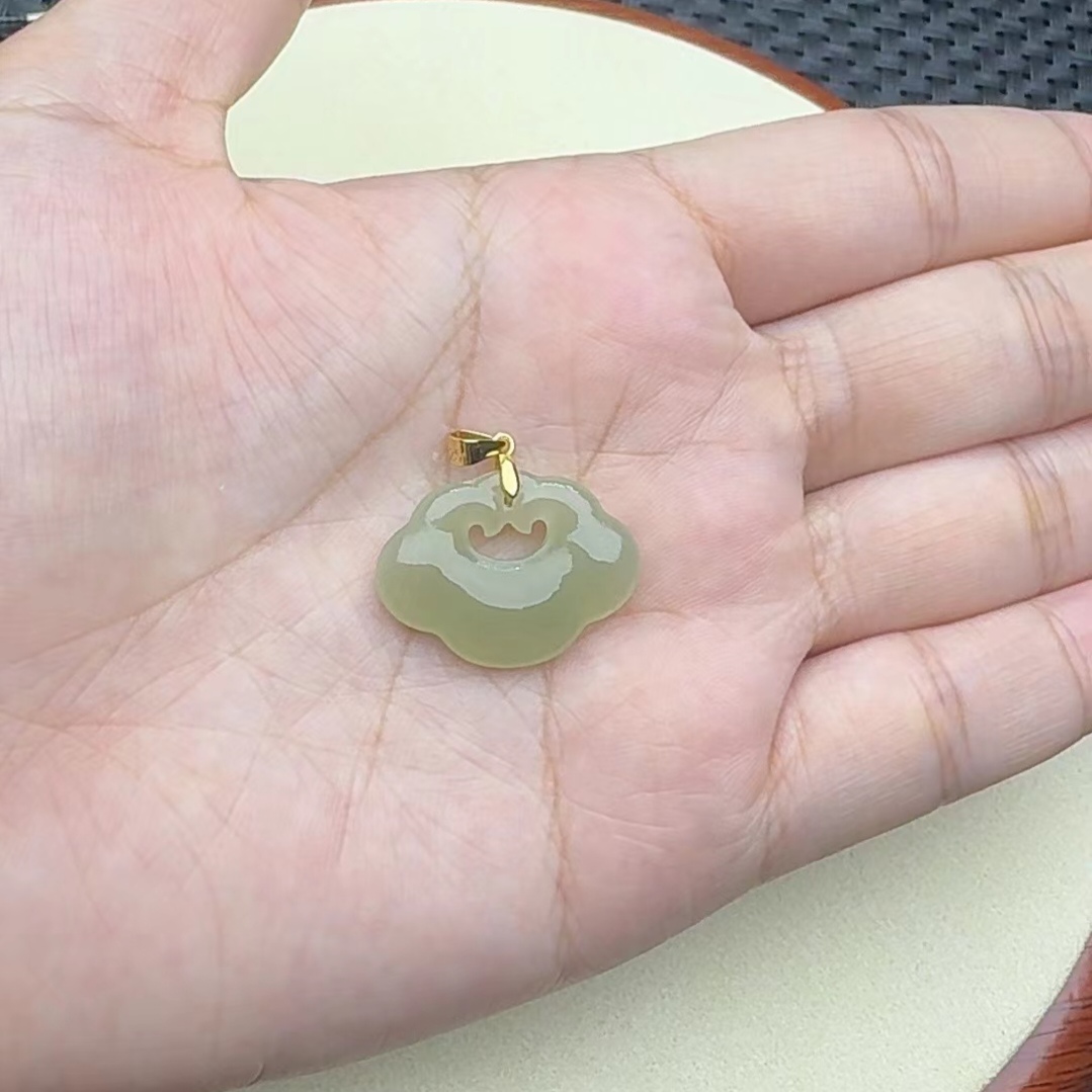 天然和田玉22.7×16mm祥云如意锁吊坠S925银镶嵌