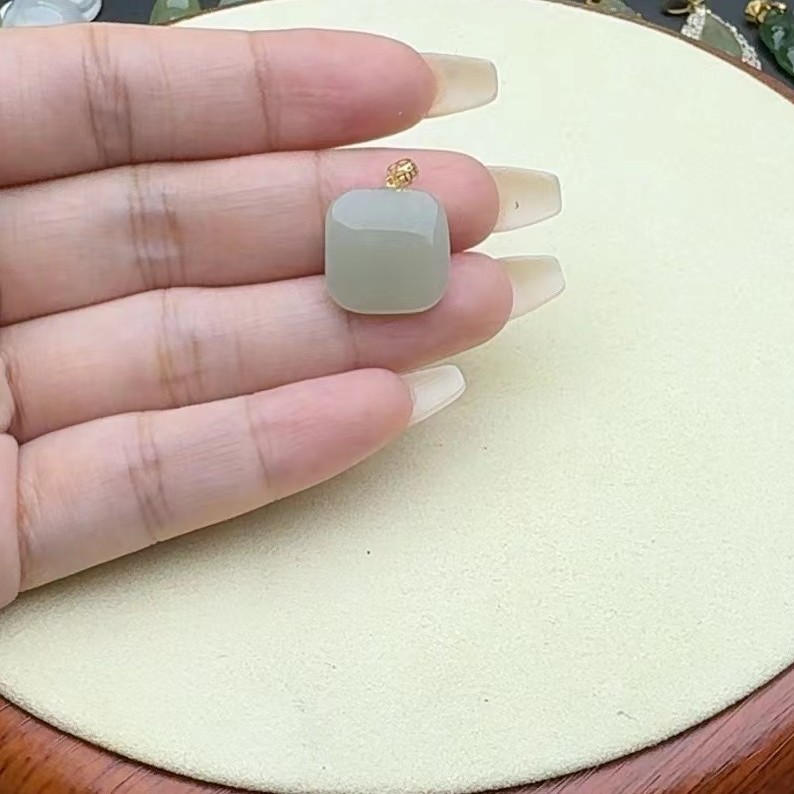 天然和田玉15×15mm方糖吊坠18k真金镶嵌