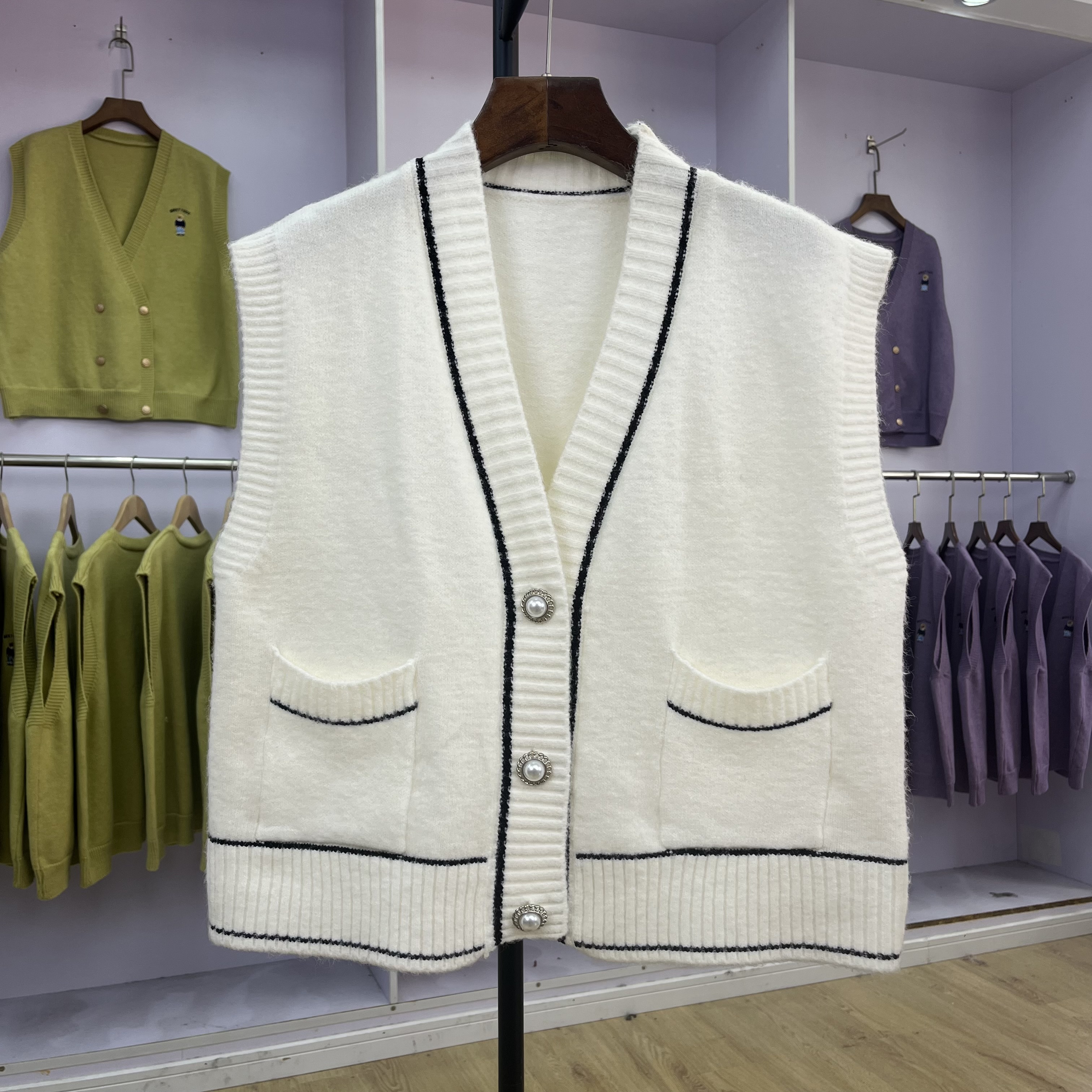 208 2024年新款秋冬季女装撞色口袋短款加厚背心小香V领针织马甲