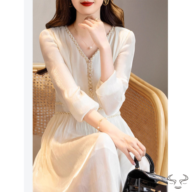 高级感V领连衣裙女2024秋季新款中长款气质修身简约重工长袖裙子