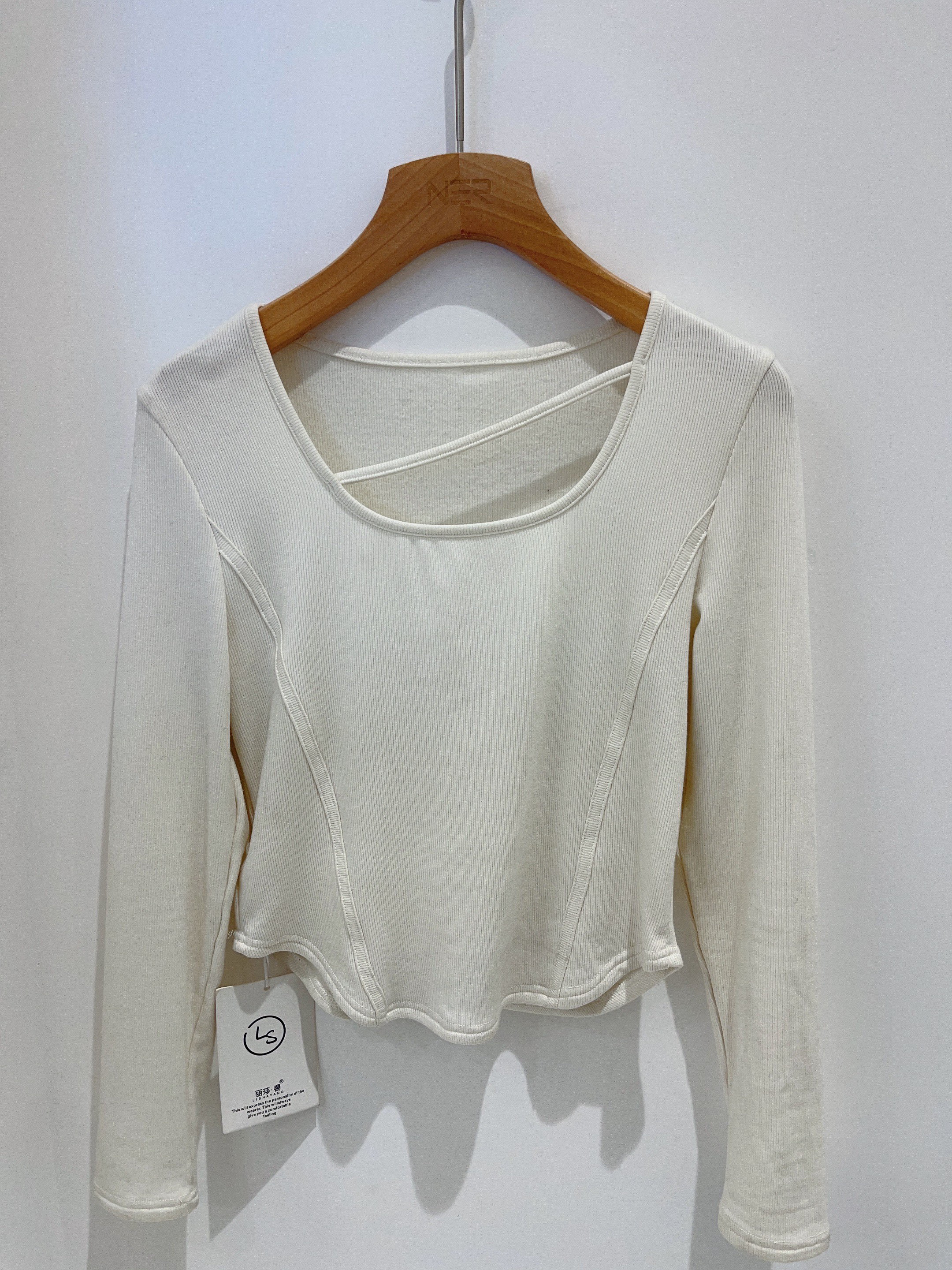 锁骨镂空不规则边