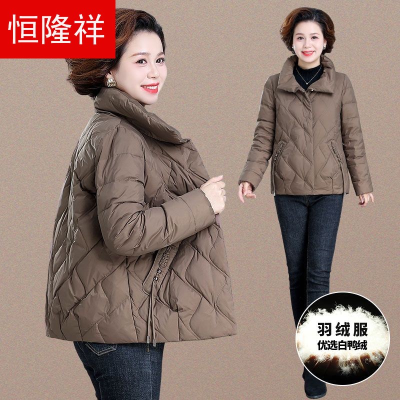 啄木鸟中年妈妈冬装短款服洋气2023新款中老年女装秋冬轻薄保暖外