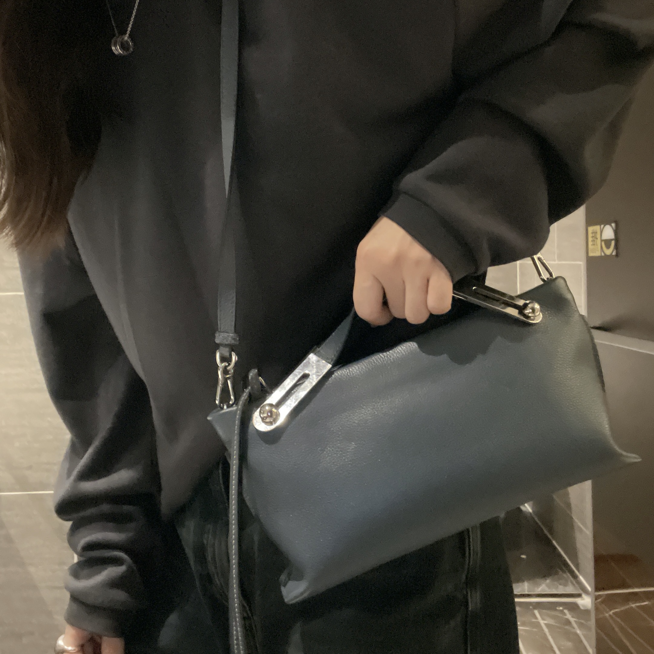 95新 LOEWE/罗意威 雾霾蓝圆头手提单肩斜挎包