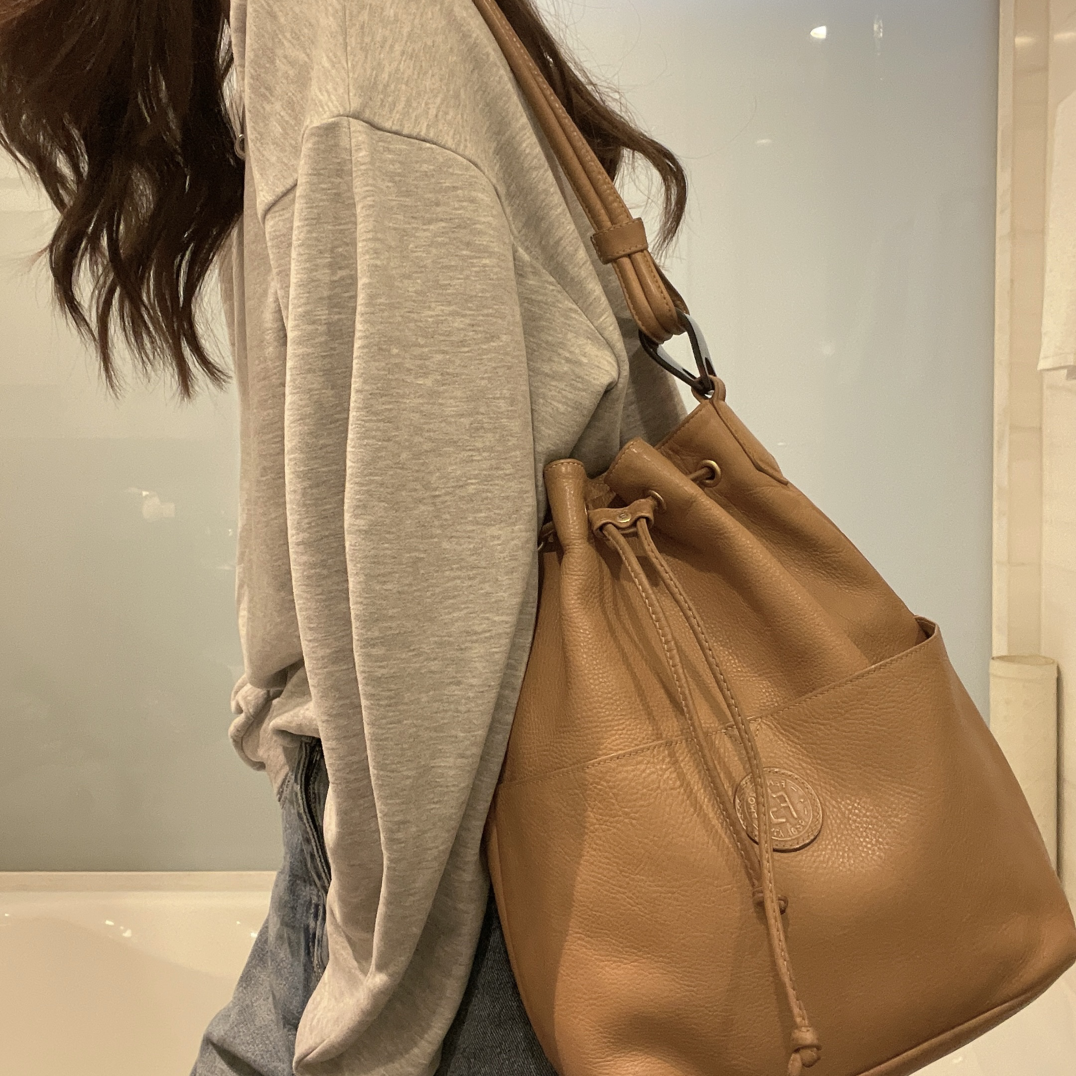 95新 FENDI/芬迪 奶茶色抽绳水桶单肩包