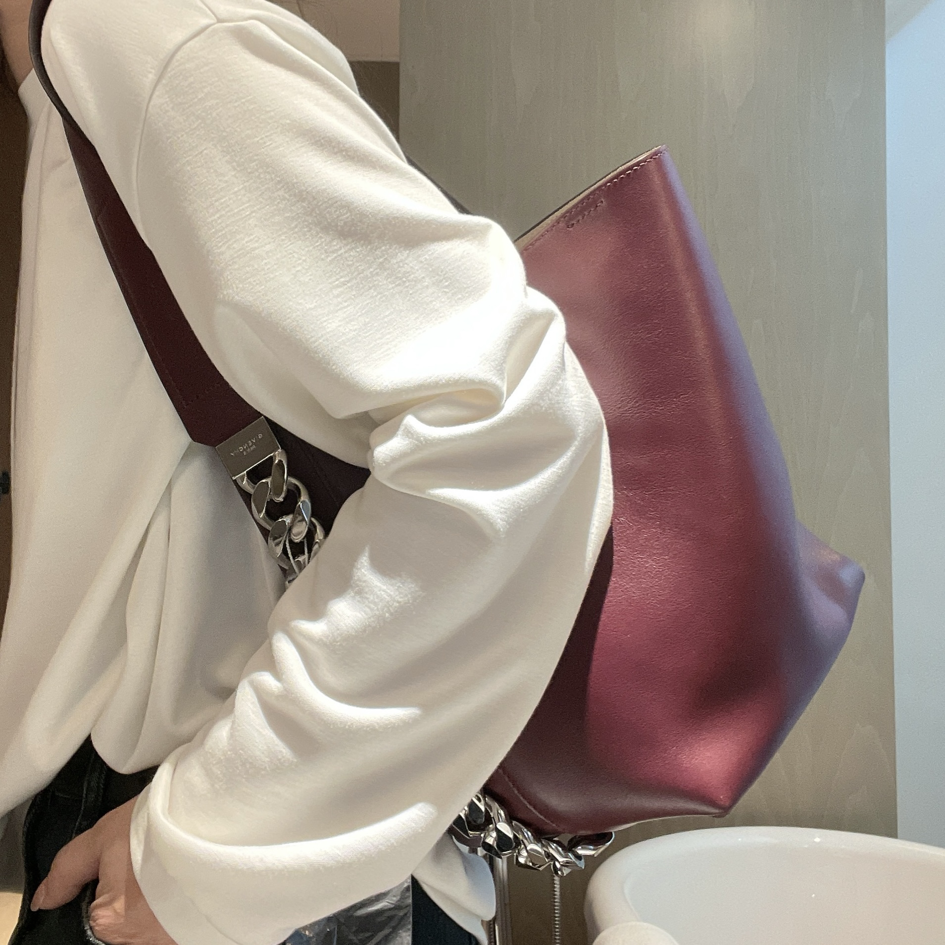 95新 Givenchy/纪梵希 棕红色水桶银链条单肩包