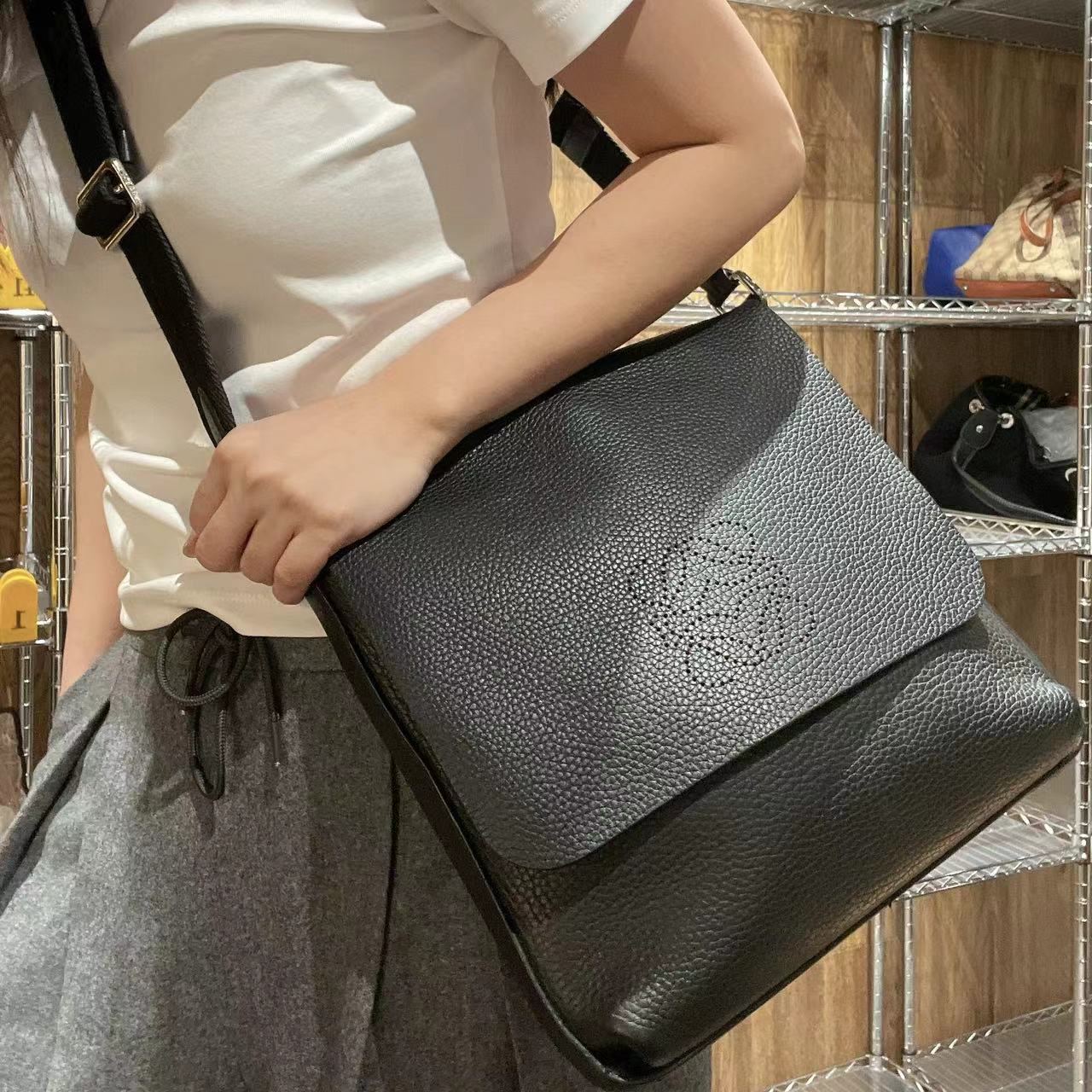 95新 LOEWE/罗意威 黑色单肩斜挎包