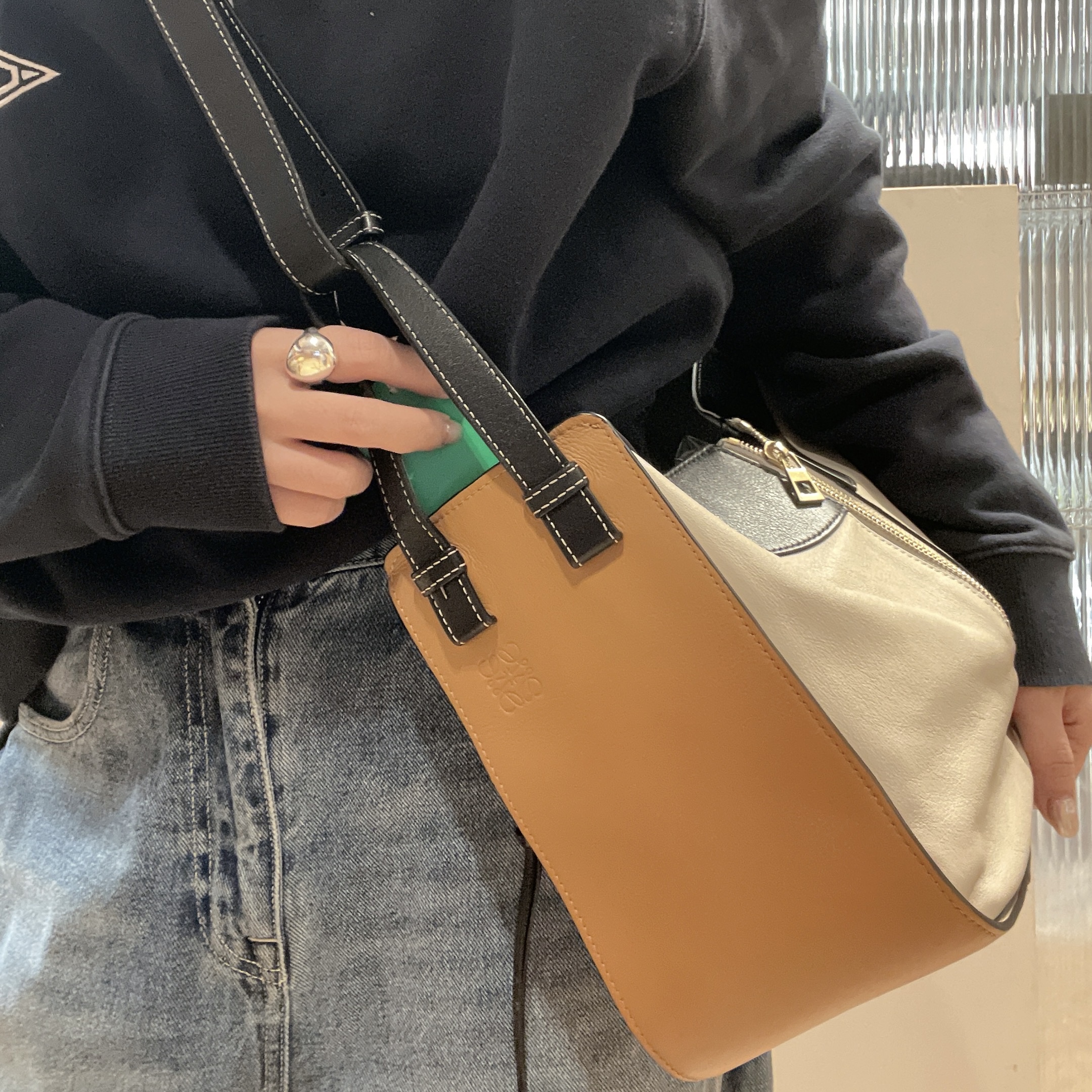 95新 LOEWE/罗意威 焦糖拼色中号吊床单肩斜挎包