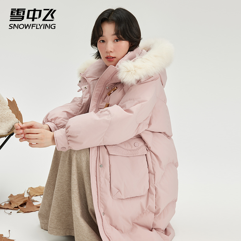 SNOW FLYING/雪中飞时尚加厚保暖可脱卸狐狸毛领牛角扣长款羽绒服