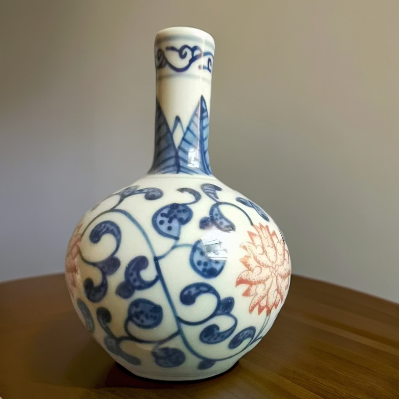 陶瓷青花釉里红，缠枝莲纹花瓶画工精细，精美，居家办公摆件