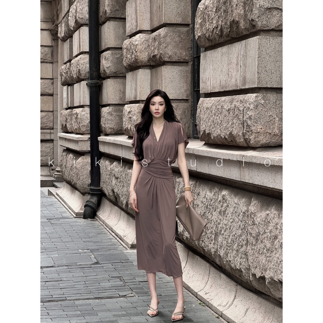 KIKI《显瘦佳人》高级气质轻奢立体剪裁不规则开衩连衣裙