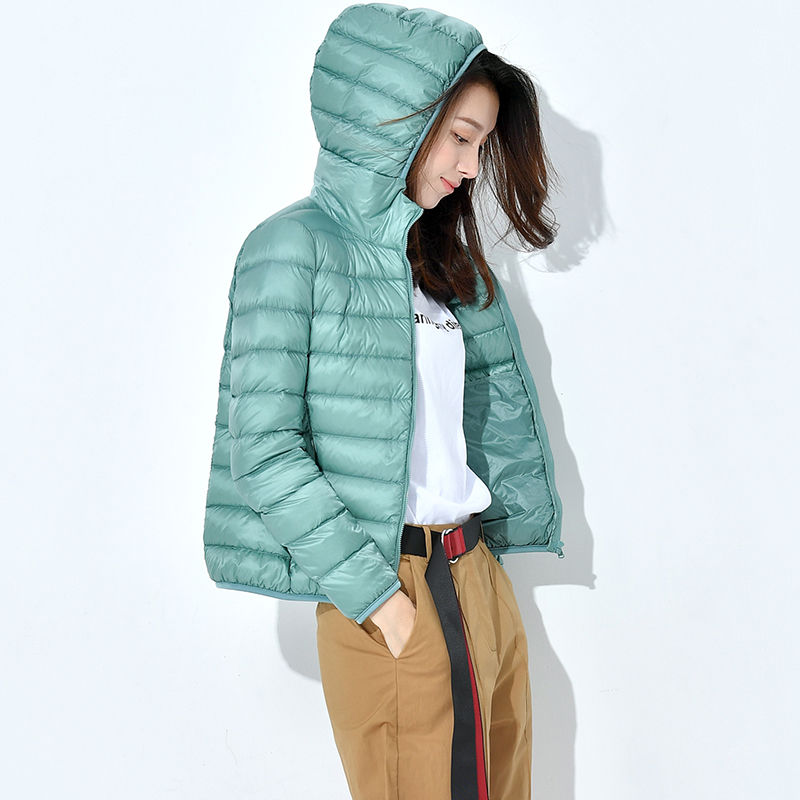 雪中飞白鸭绒2023秋冬新款轻薄羽绒服女连帽短款立领大码修身女士