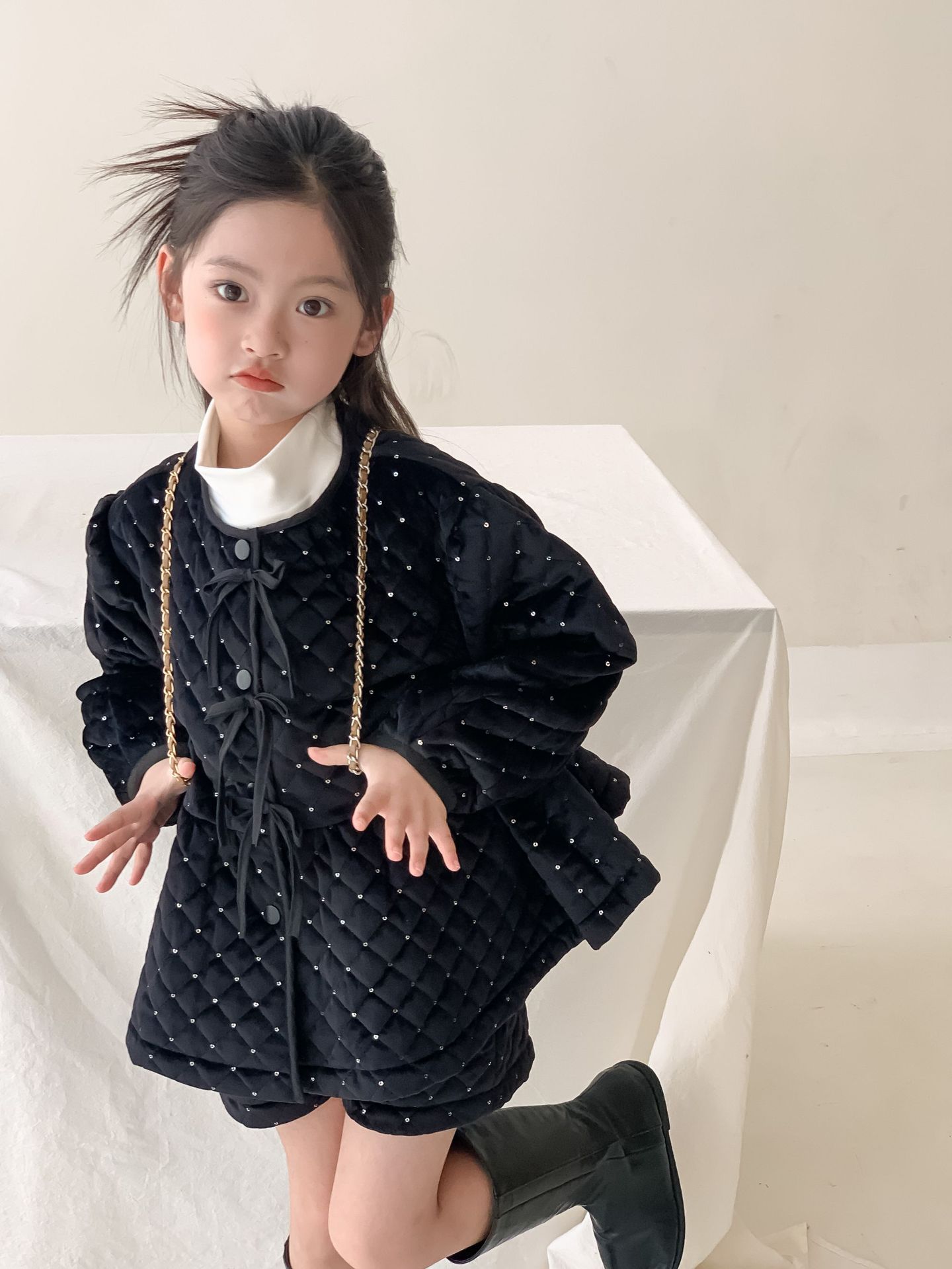 2023新款冬季女童小香风时髦亮片丝绒夹棉外套短裤套装棉服韩版
