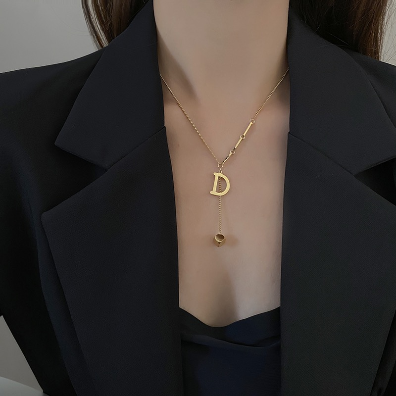 钛钢项链 设计感小众时尚字母D字流苏方块项链女