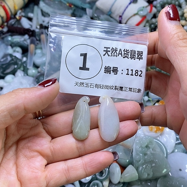翡翠颈饰未镶嵌吊坠