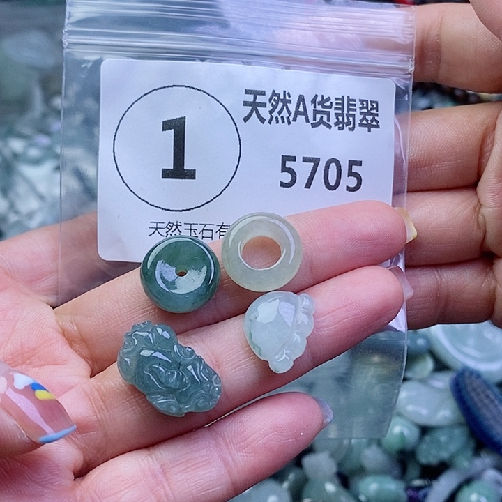 翡翠颈饰未镶嵌吊坠