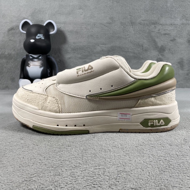 二手42码 FILA  耐磨透气 轻便厚底 减震 板鞋 白色 无盒公价1099